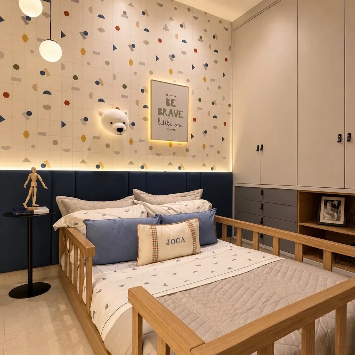 Quarto infantil com guarda-roupa planejado, gaveteiro e nichos abertos