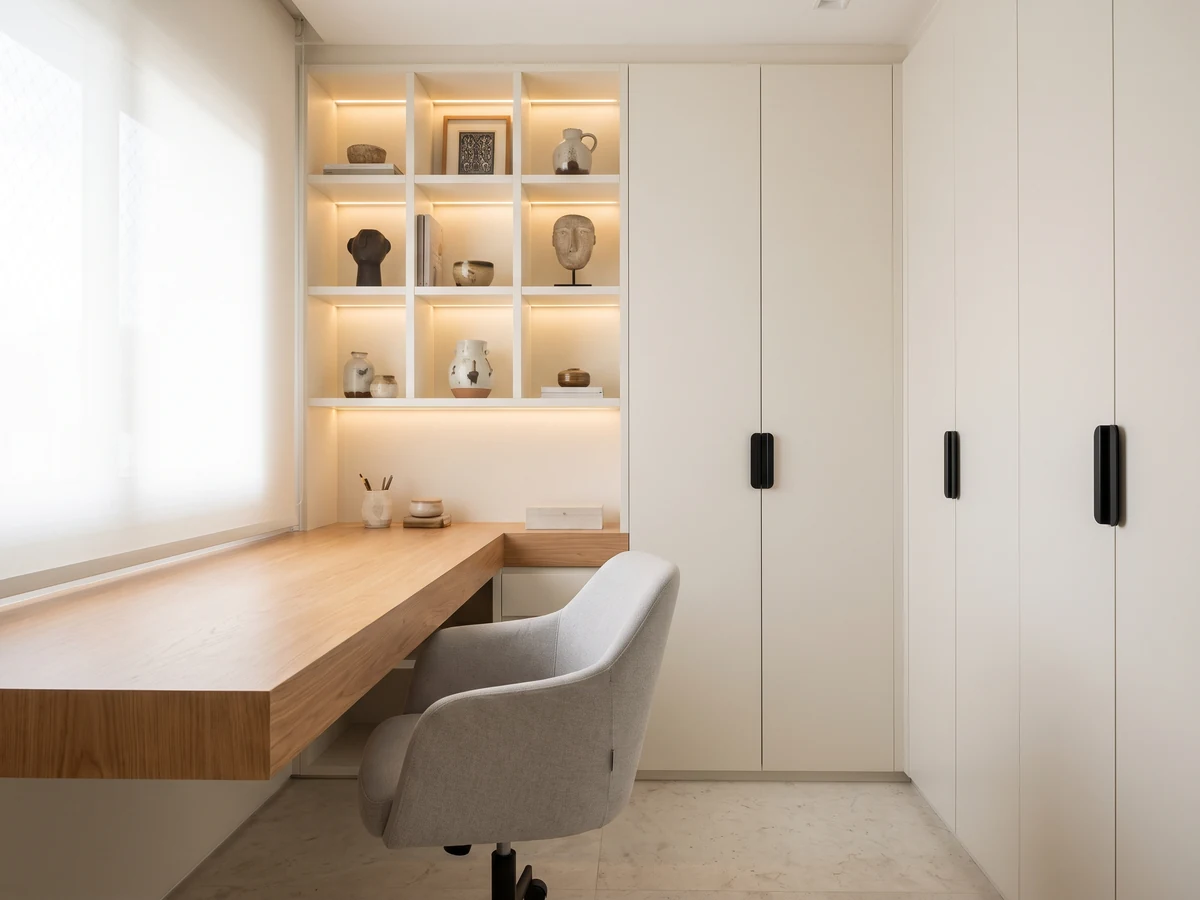 Home office sob medida com bancada e estante iluminada